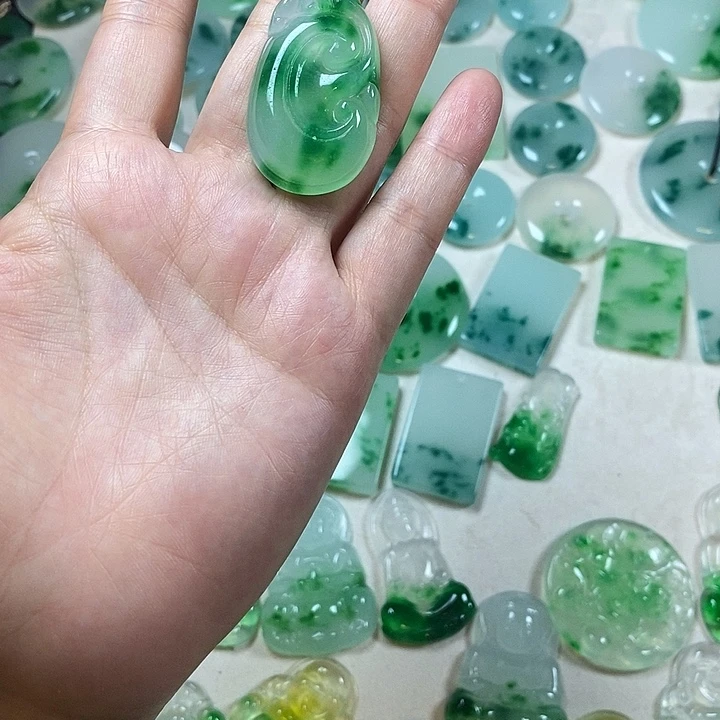 翡翠未镶嵌颈饰如意