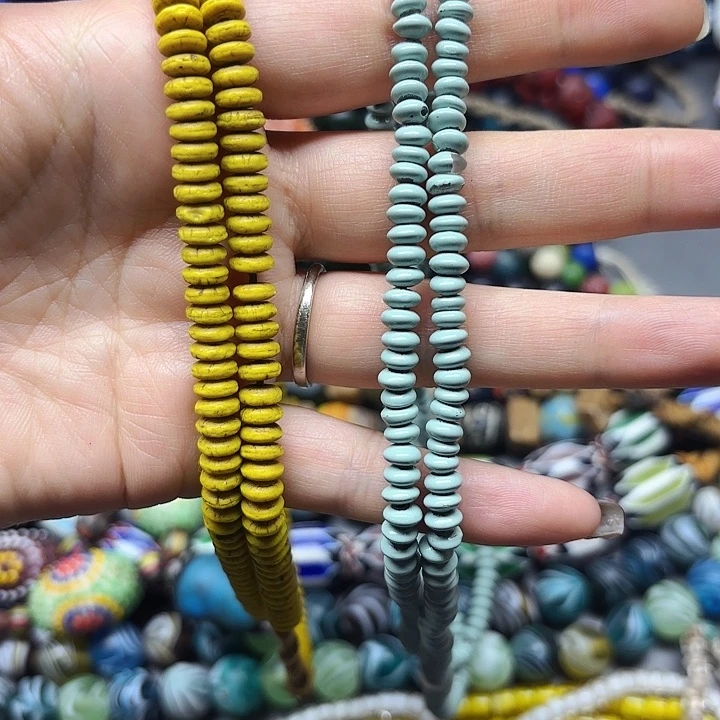 颈饰琉璃隔片一条，喊我选颜色