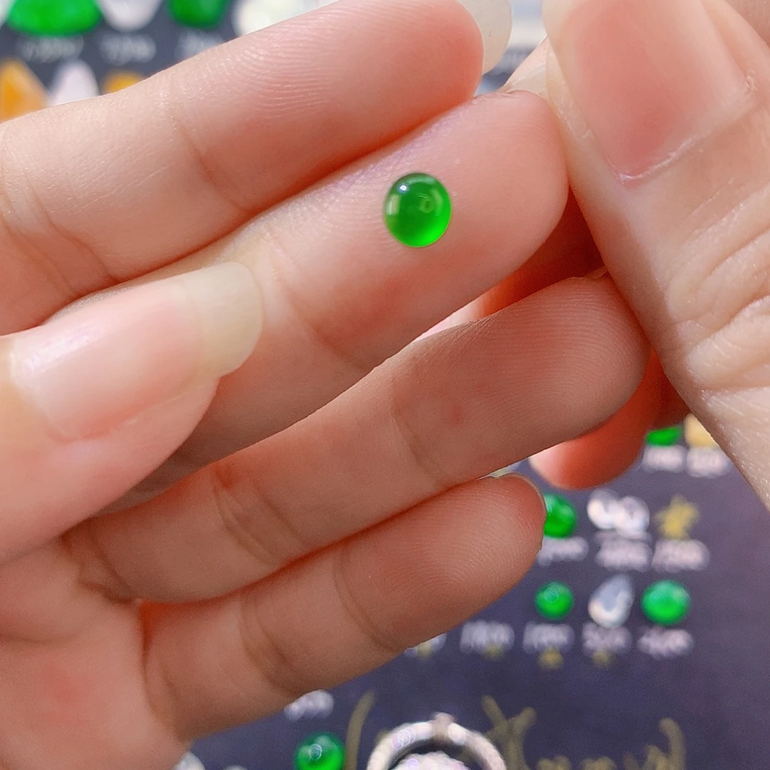 翡翠未镶嵌颈饰小绿蛋