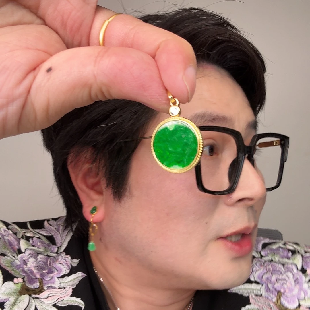 翡翠未镶嵌颈饰一件