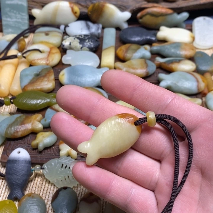 C***L蛇纹石玉未镶嵌颈饰