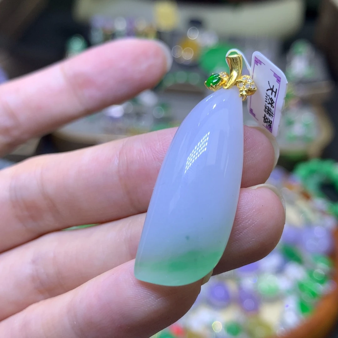 颈饰18K金镶嵌翡翠