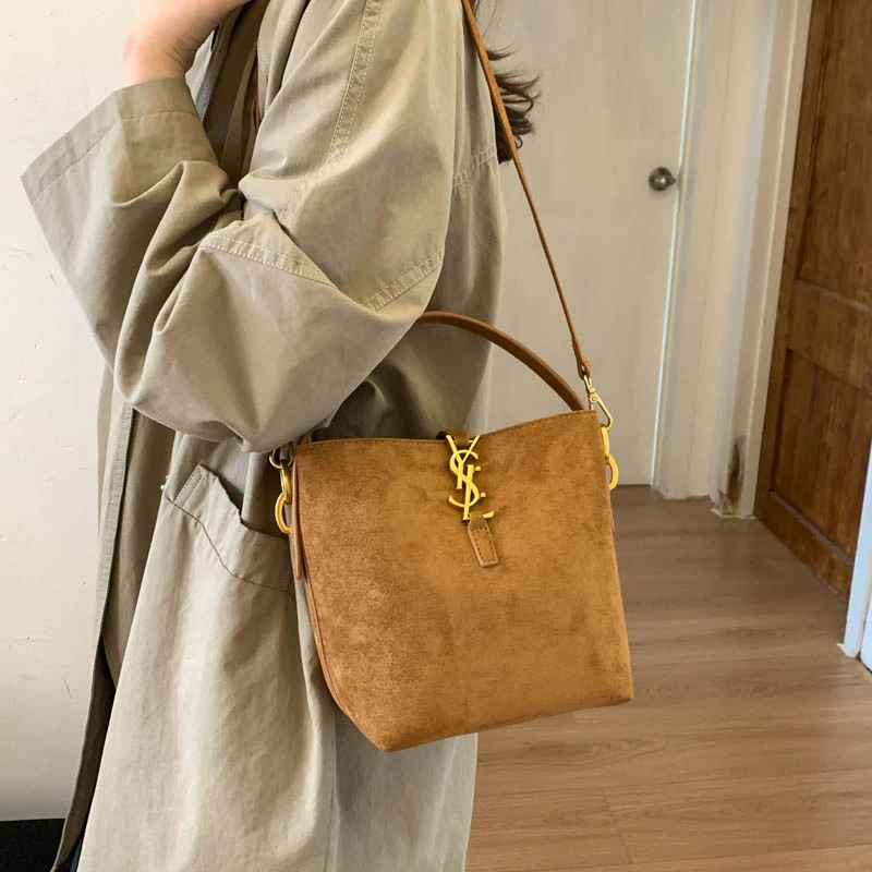 2025新手提百搭轻奢高级感链条斜挎包潮流时尚女包法式软面水桶包