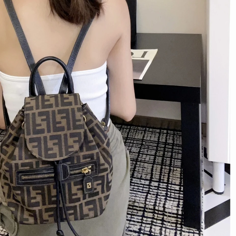 95新  FENDI/芬迪 老花双肩包