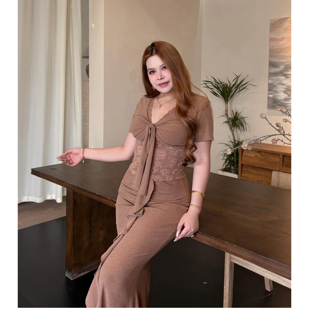 左岸藤曼 扭结设计蕾丝拼接上衣搭收腰褶皱修身显瘦半裙套装