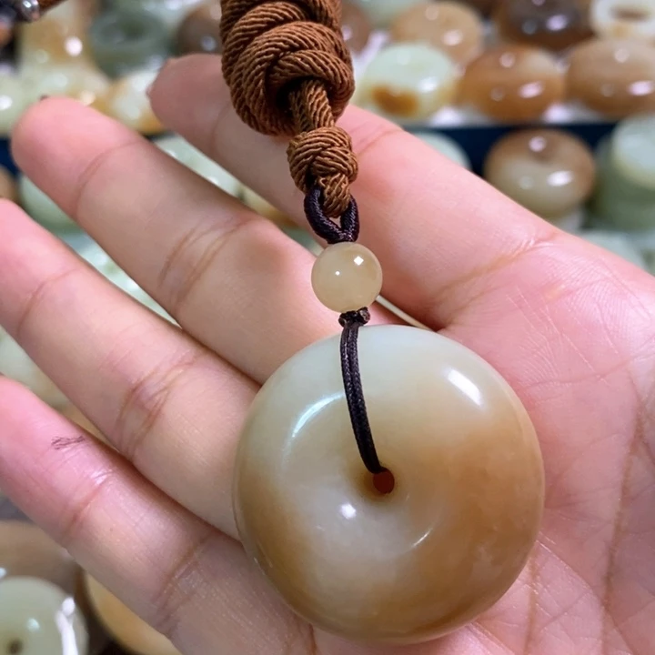 M***i和田玉未镶嵌颈饰