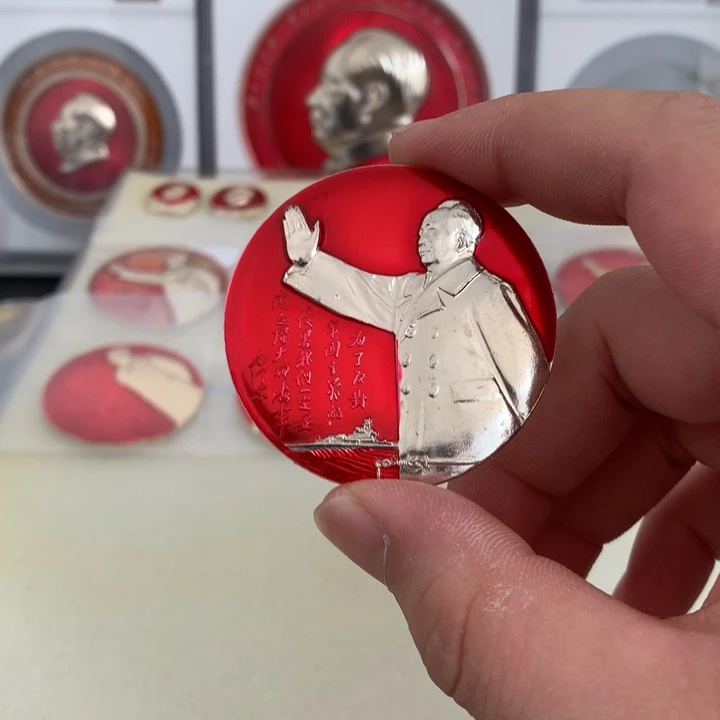 其他普通金属红章东海舰队题词挥手。    5cm。