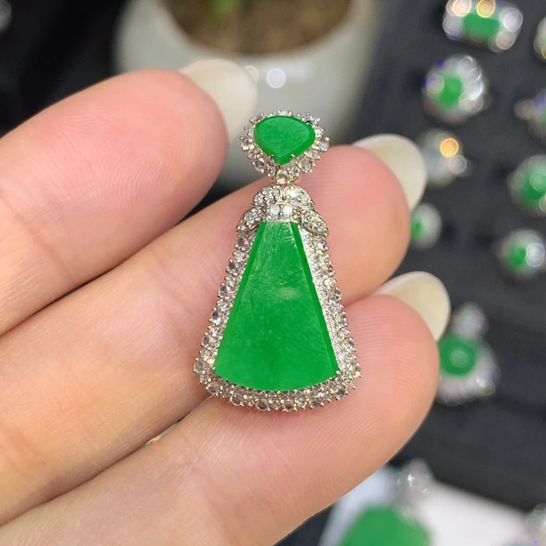 翡翠18K金镶嵌颈饰