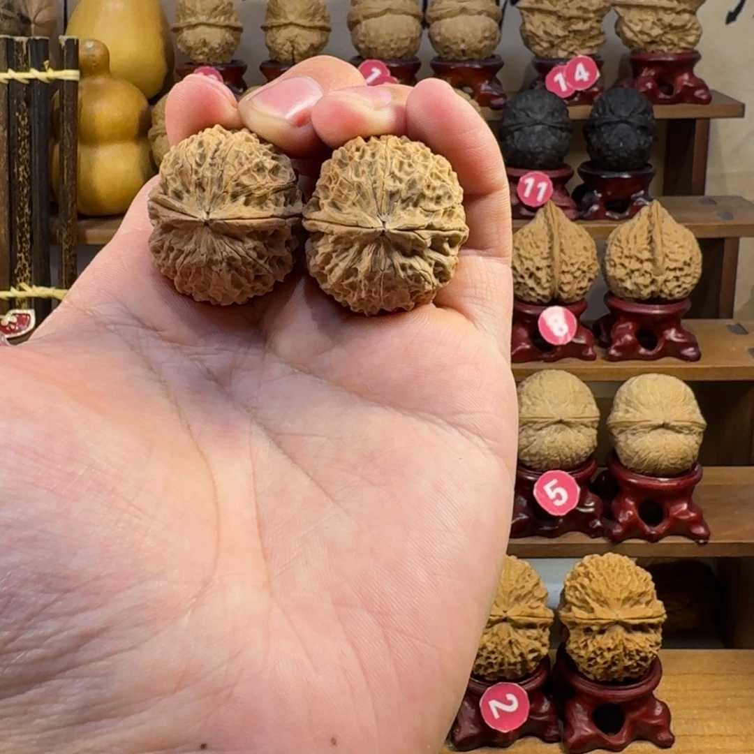 铁核桃把件臻龙绣球