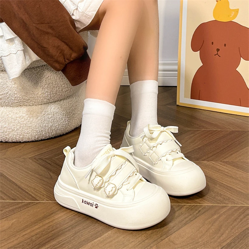 人本超火小白鞋女爆改皮面2025冬季爆款厚底超轻板鞋百搭休闲鞋女