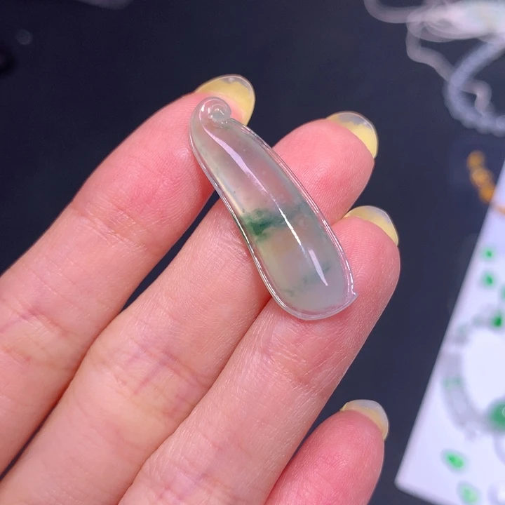 翡翠裸石飘绿福瓜