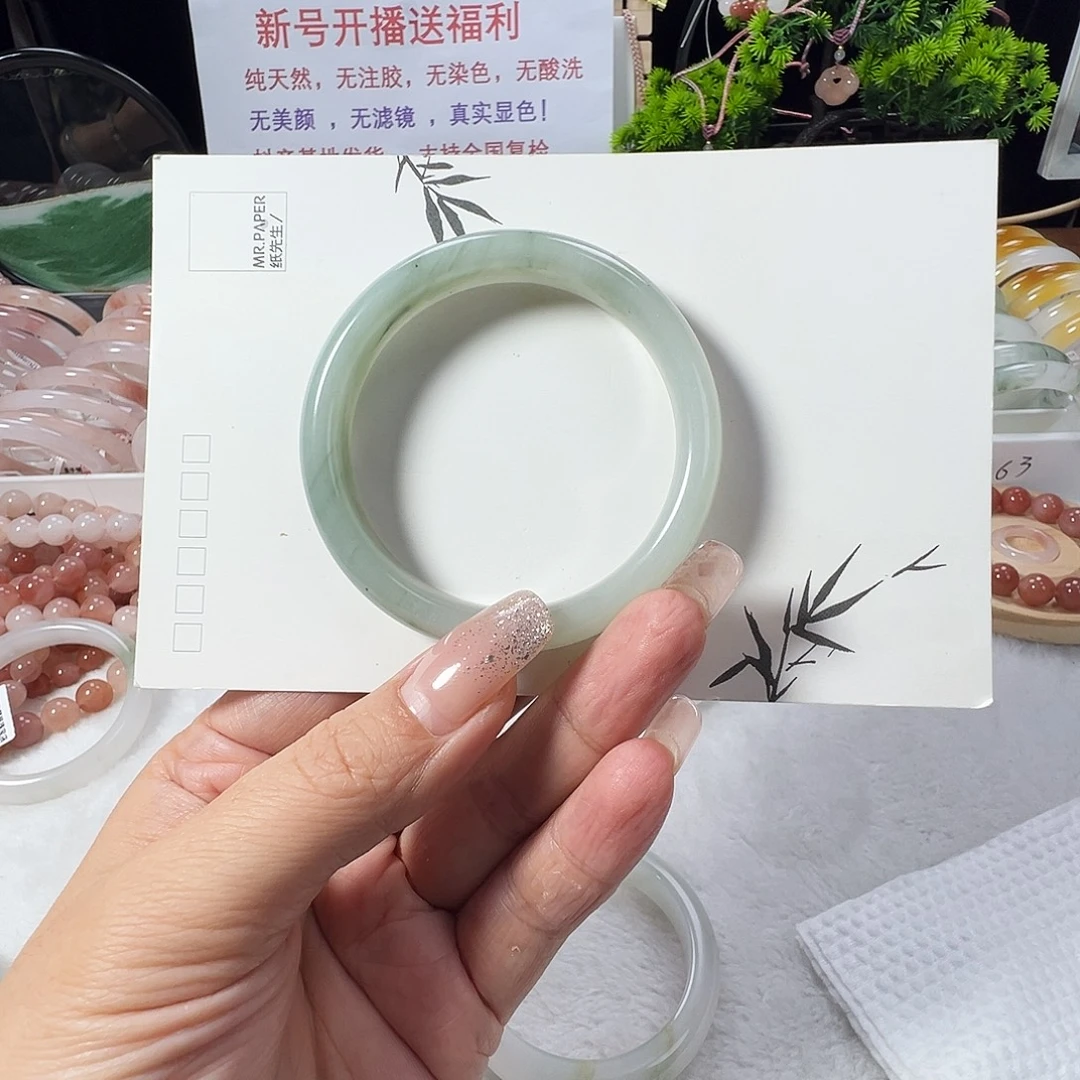 你***呢石英质玉（天山翠）未镶嵌手镯