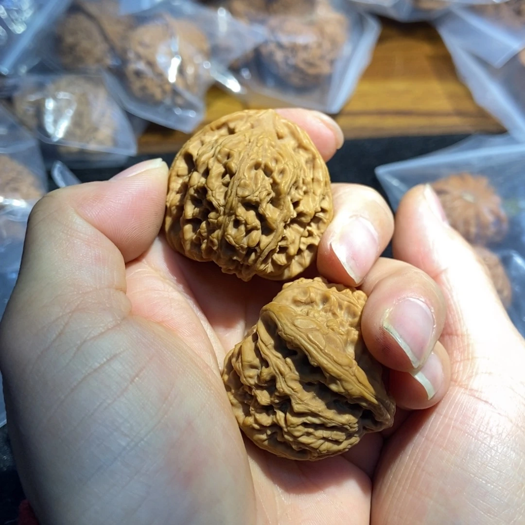 文玩核桃吊坠三角南疆石60