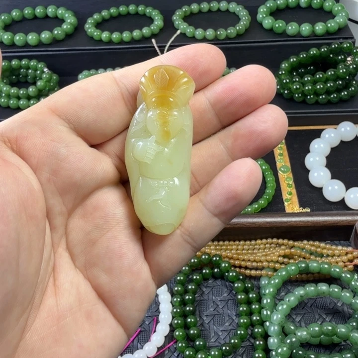 颈饰未镶嵌和田玉（糖玉）
