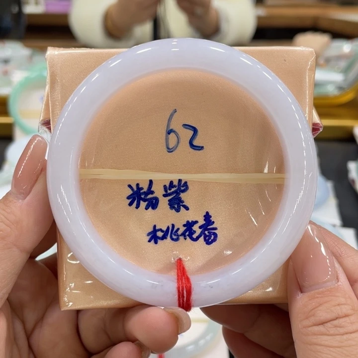 翡翠手镯未镶嵌翡翠