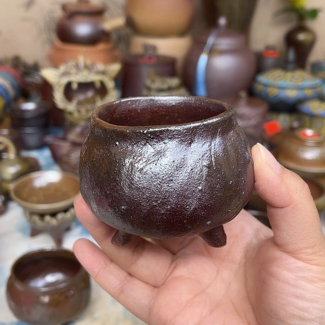 手捏三足杯，香炉阿阿