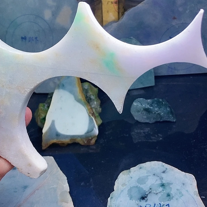 翡翠未镶嵌颈饰毛料42