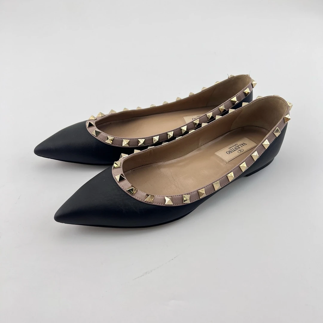 95新 Valentino/华伦天奴 37码/黑色经典漆皮铆钉平底鞋/13056959