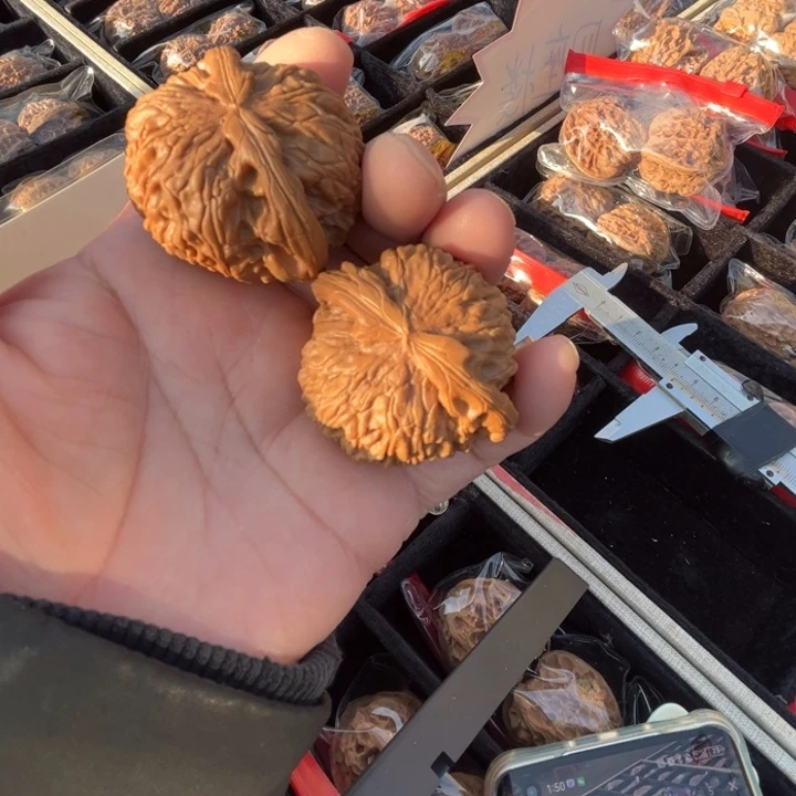 吊坠桃核白狮子44