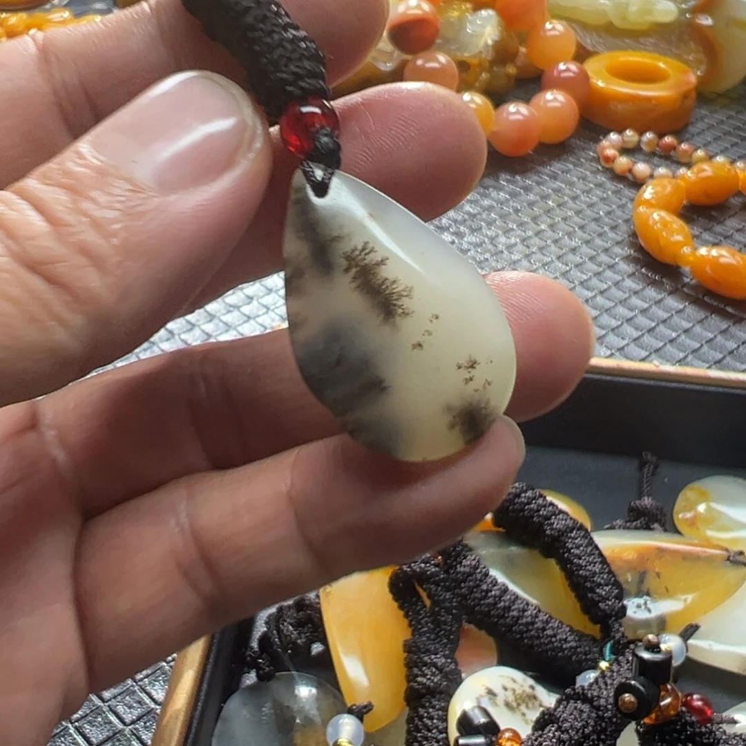 石英质玉未镶嵌颈饰