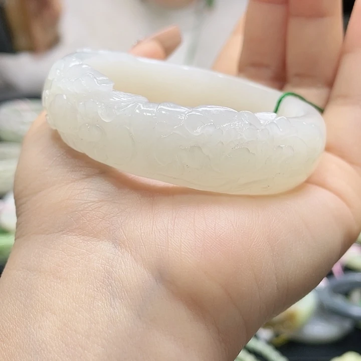 和田玉手镯圈口57。编号44未镶嵌