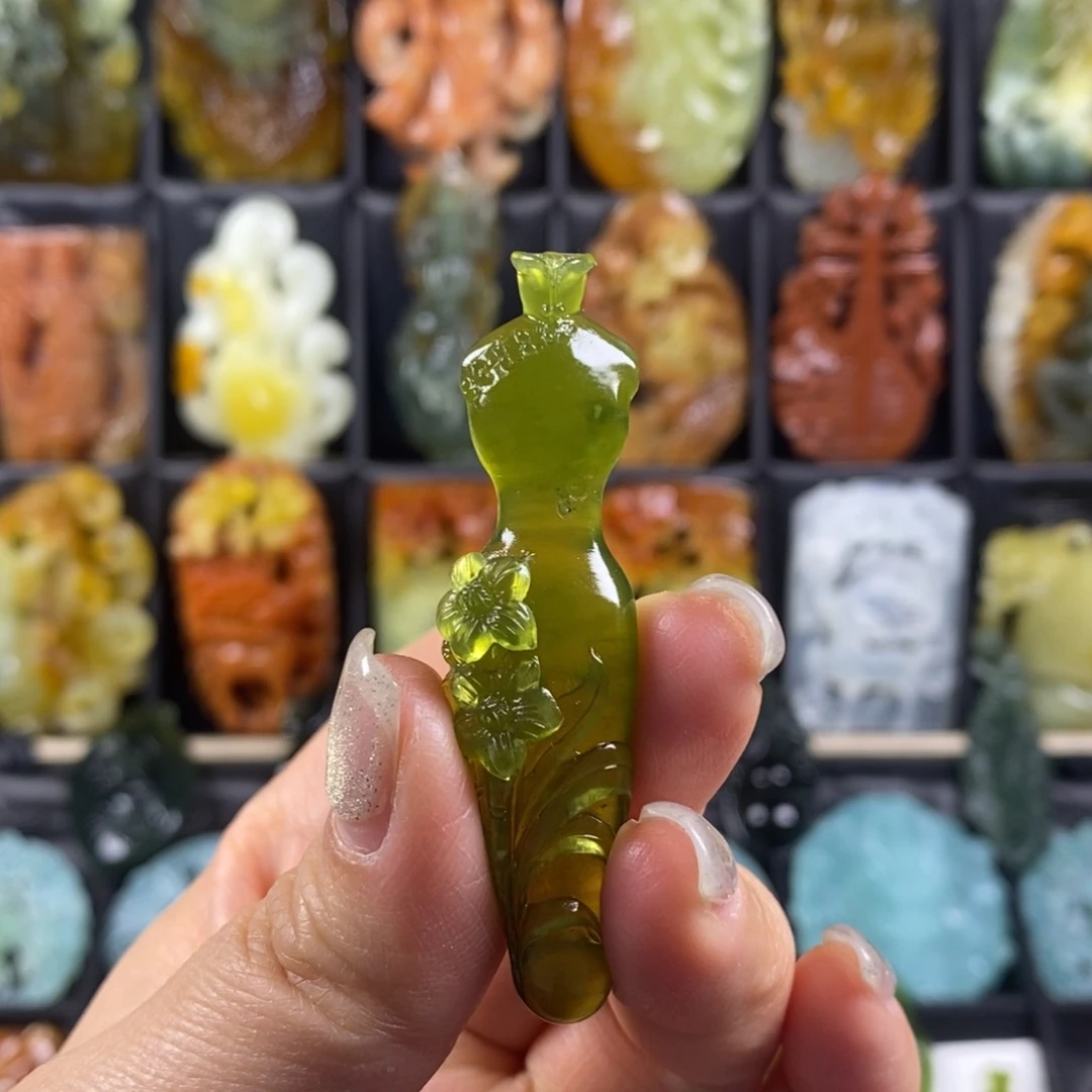 蛇纹石玉颈饰合金