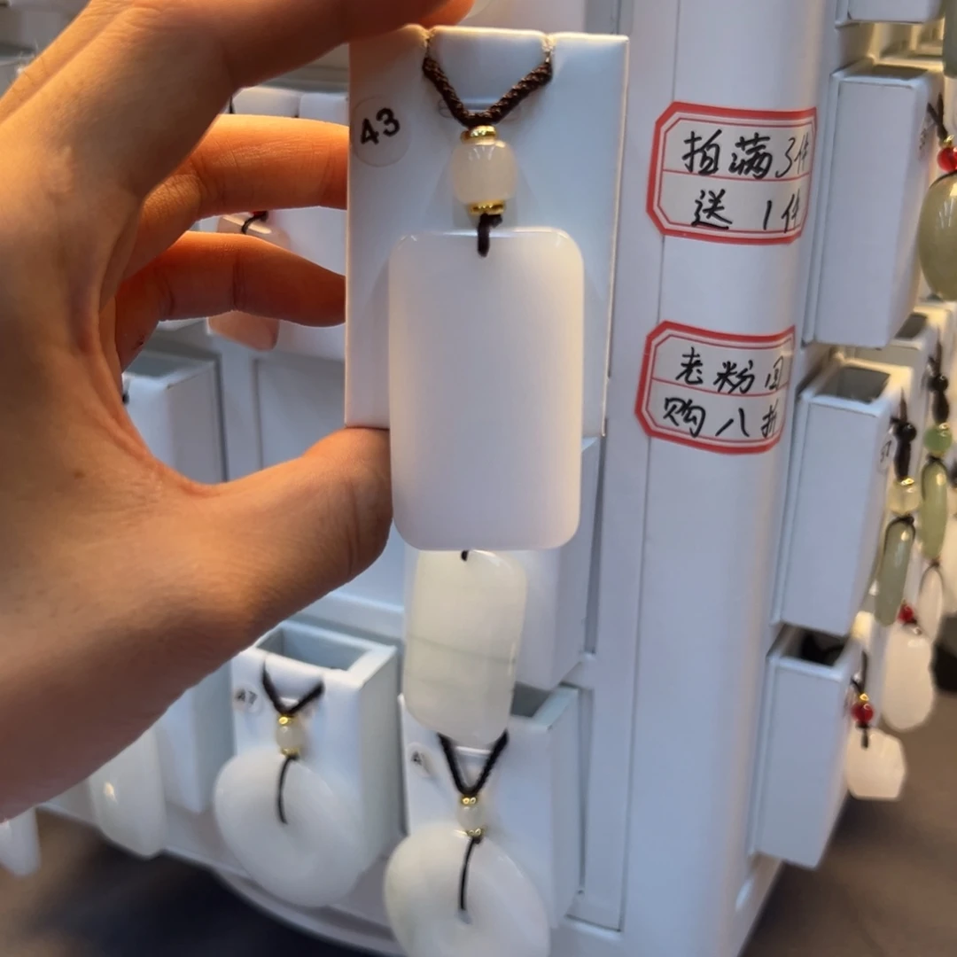 啊***佳石英质玉（非洲翠）合金颈饰