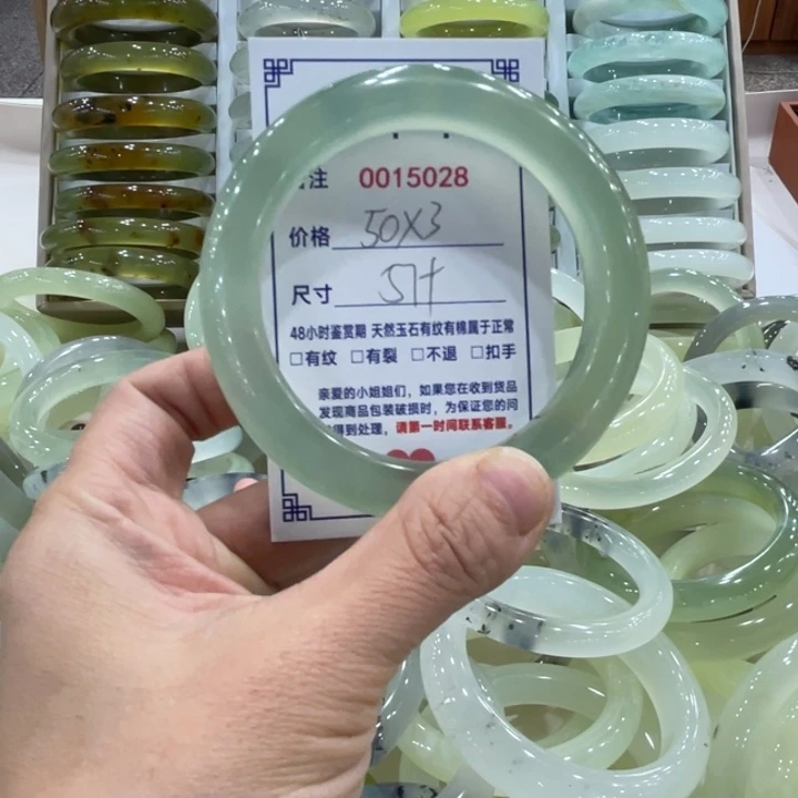 未镶嵌蛇纹石玉手镯特****?