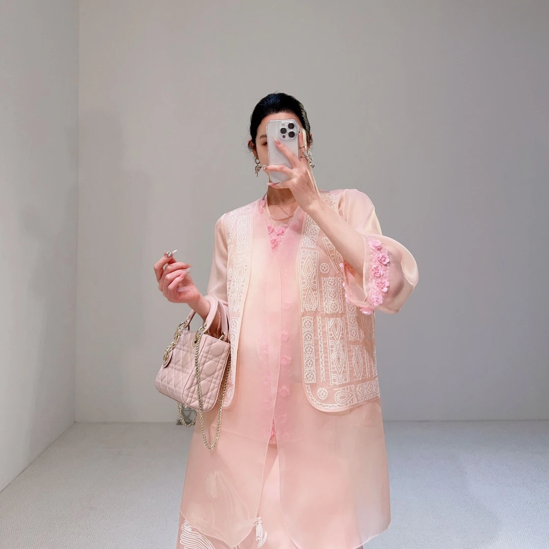 嫚渡奢美精工 | 重磅千金感真丝轻奢刺绣对丝无袖马甲上衣