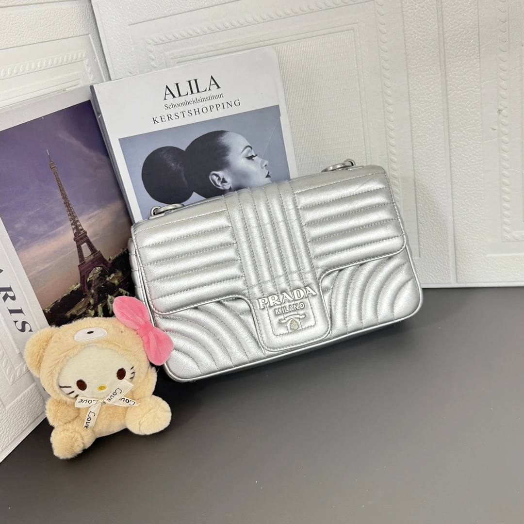 95新 Prada/普拉达 银色泡芙纹路链条斜挎包