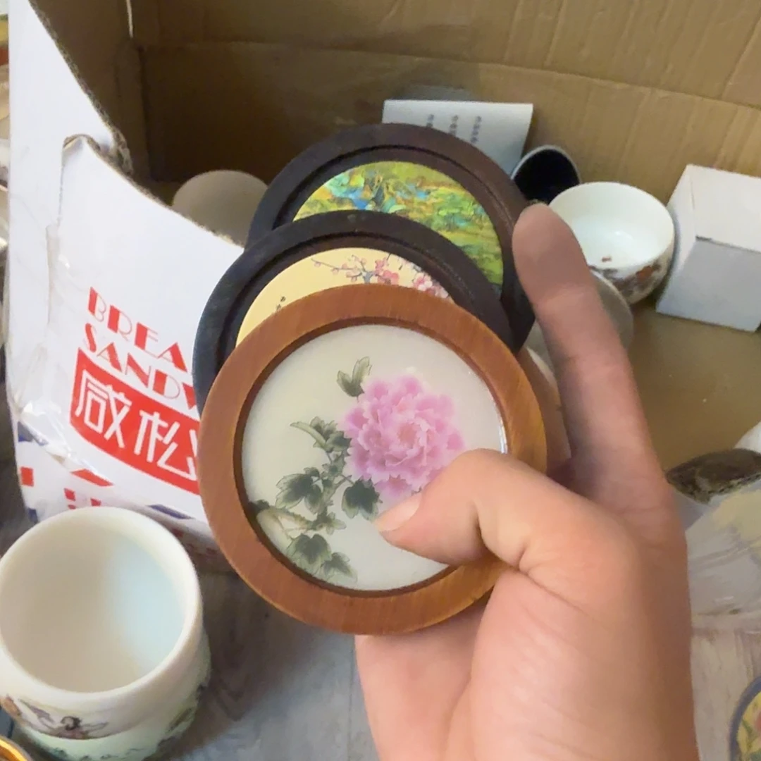 三个木头花纹杯垫子