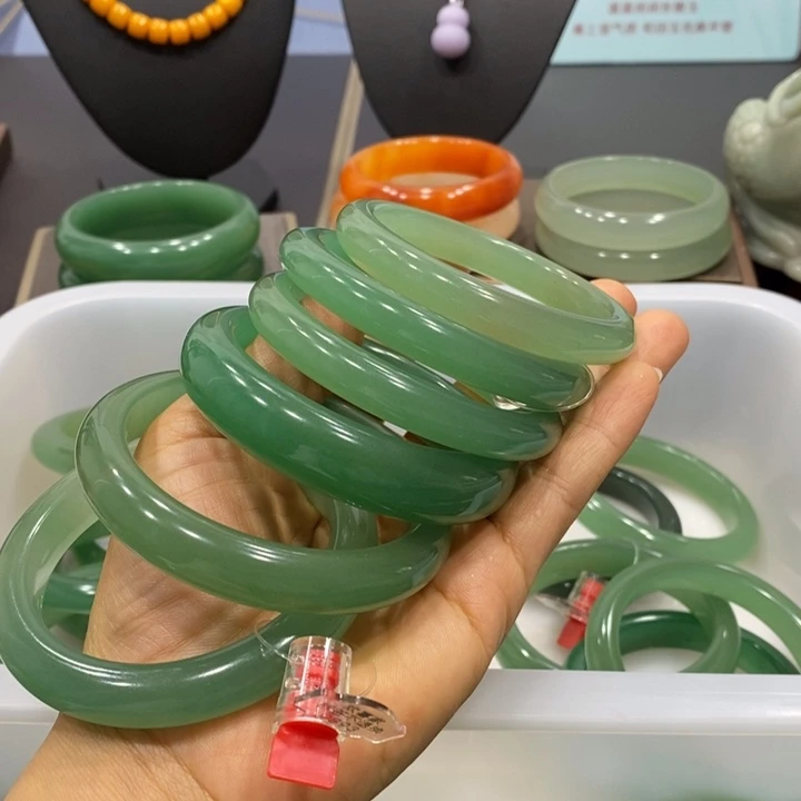 未镶嵌手镯石英岩玉