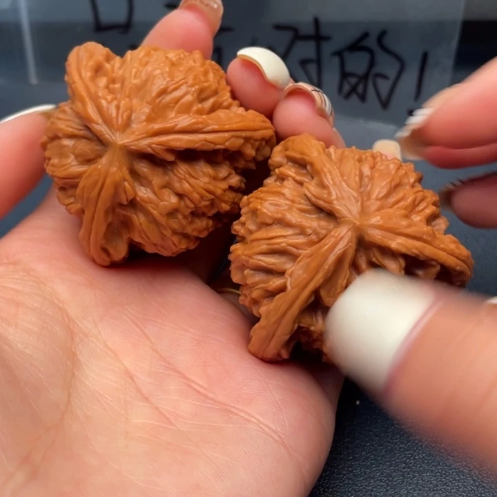 云***鹤文玩核桃吊坠白狮子