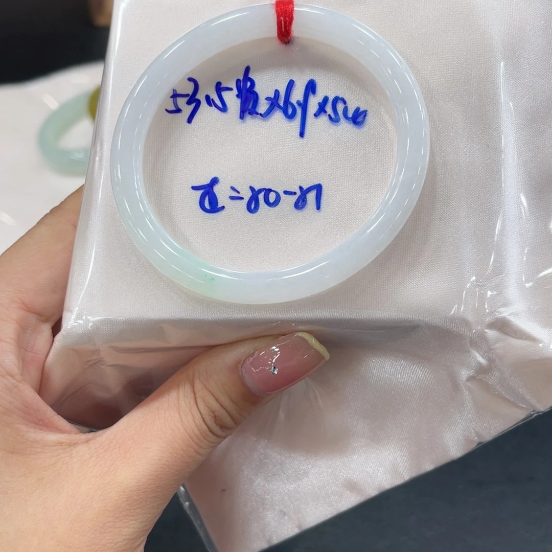 翡翠手镯未镶嵌翡翠