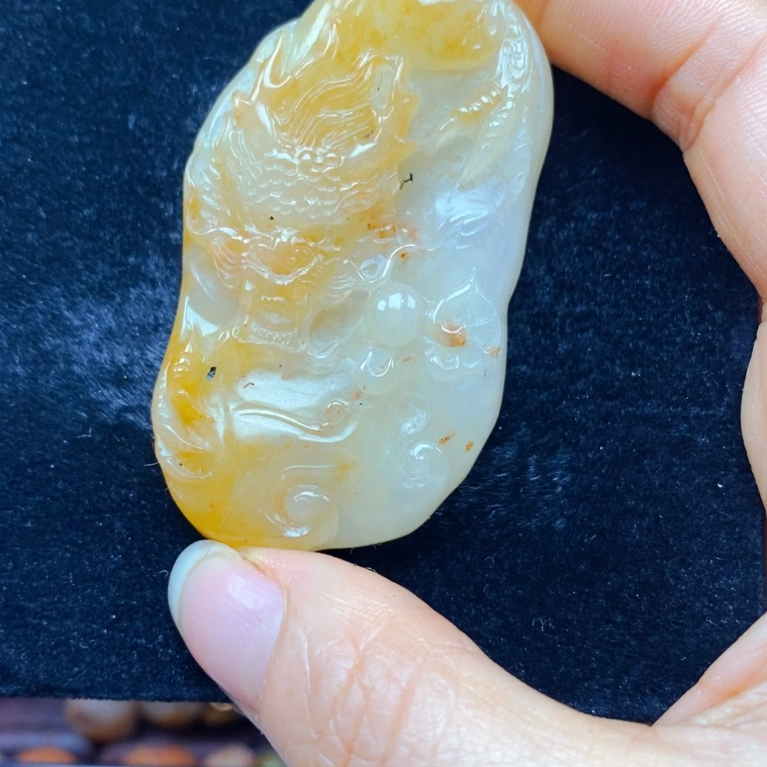 未镶嵌石英质玉（黄龙玉）颈饰