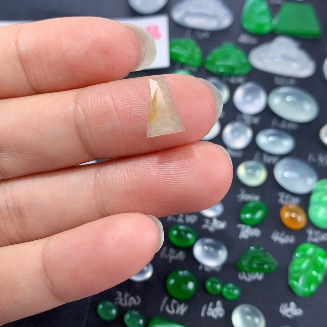 翡翠颈饰未镶嵌天然翡翠高冰黄牌