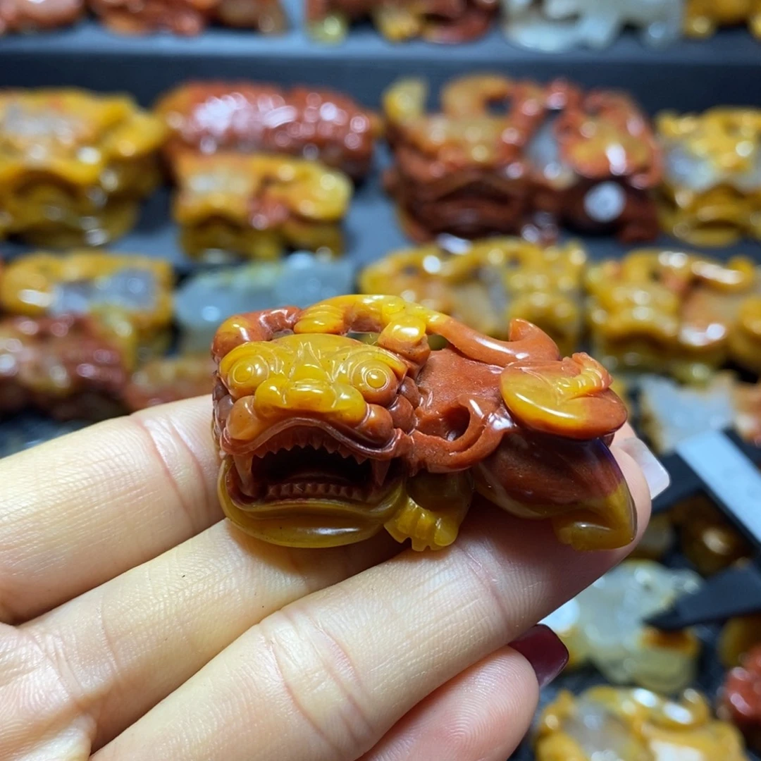锈***狮石英质玉（黄龙玉）未镶嵌颈饰