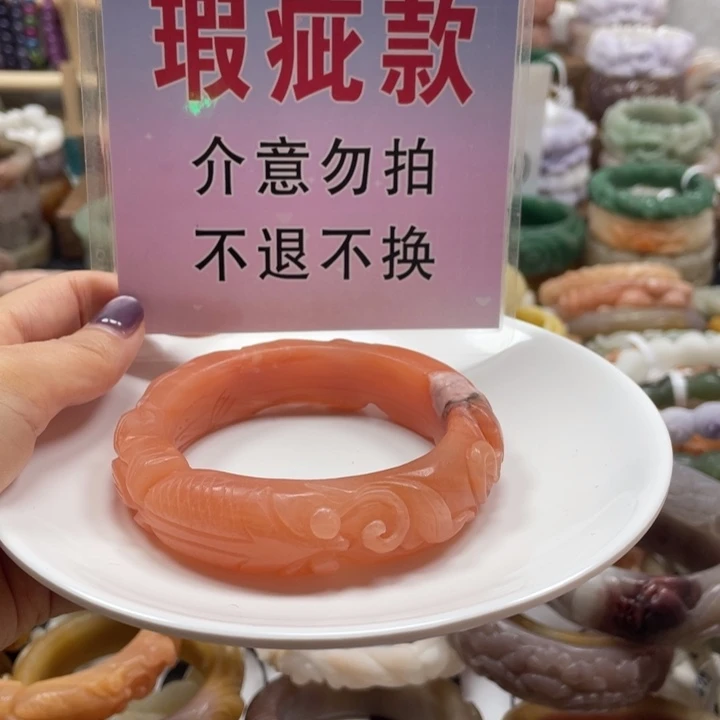 昕***石英质玉未镶嵌手镯