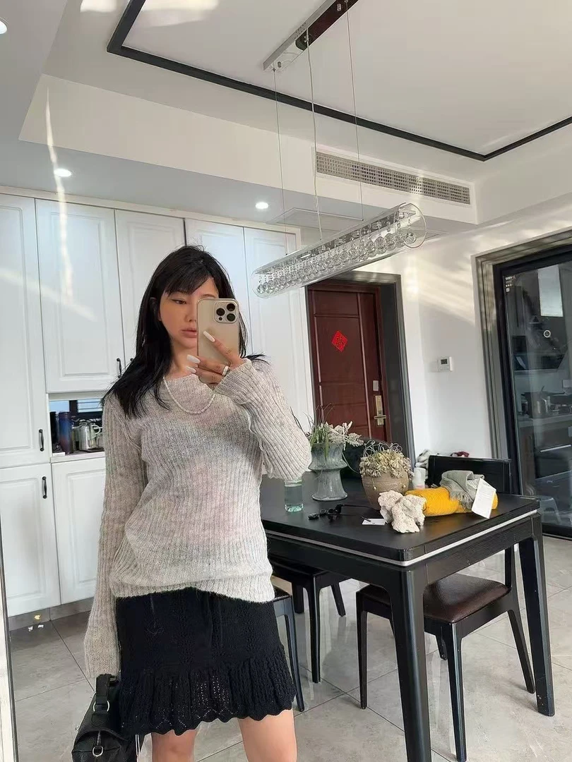 很美的灰色修身款针织衫