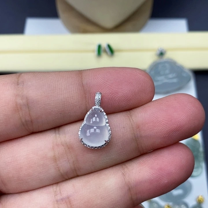 翡翠18K金镶嵌吊坠(赠链)葫芦