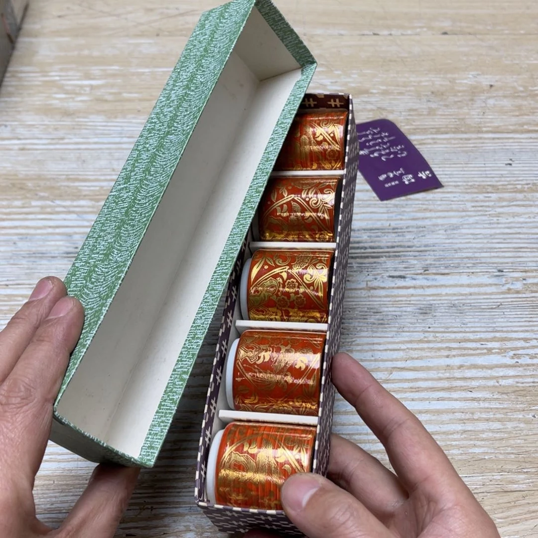 瓷片山***水密密麻麻地排列着一个