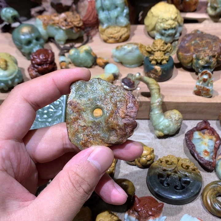 未镶嵌岫岩河磨玉（透闪石质玉）挂件