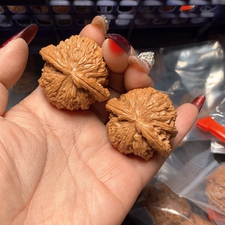 文玩核桃吊坠白狮子58