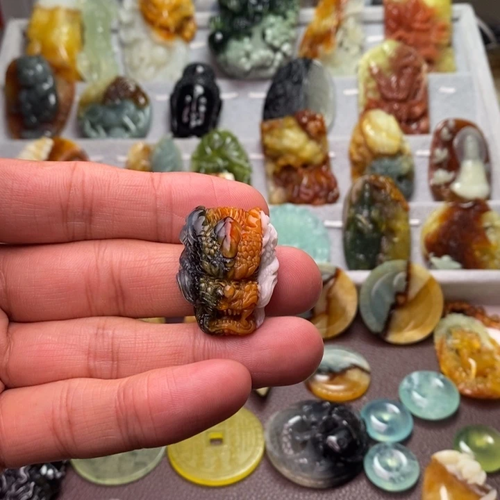 蛇纹石玉未镶嵌颈饰刹*