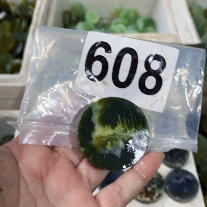 呜***人蛇纹石玉未镶嵌珠宝半成品