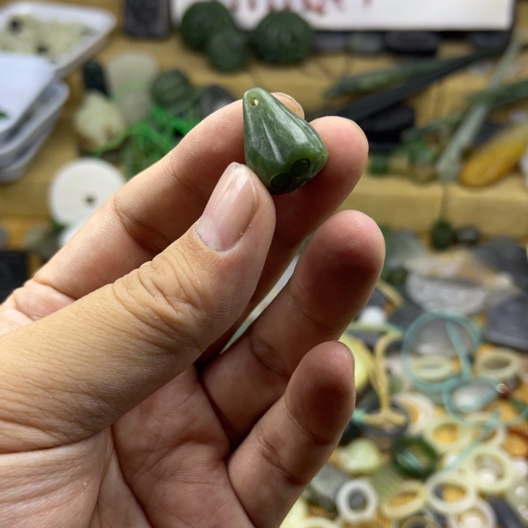和田玉未镶嵌颈饰有瑕疵