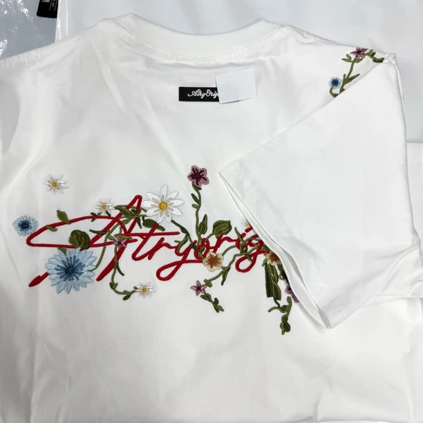 At家背后过肩菊刺绣短袖T恤