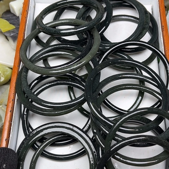 未镶嵌和田玉（翠青玉）珠宝奇石立*有裂的