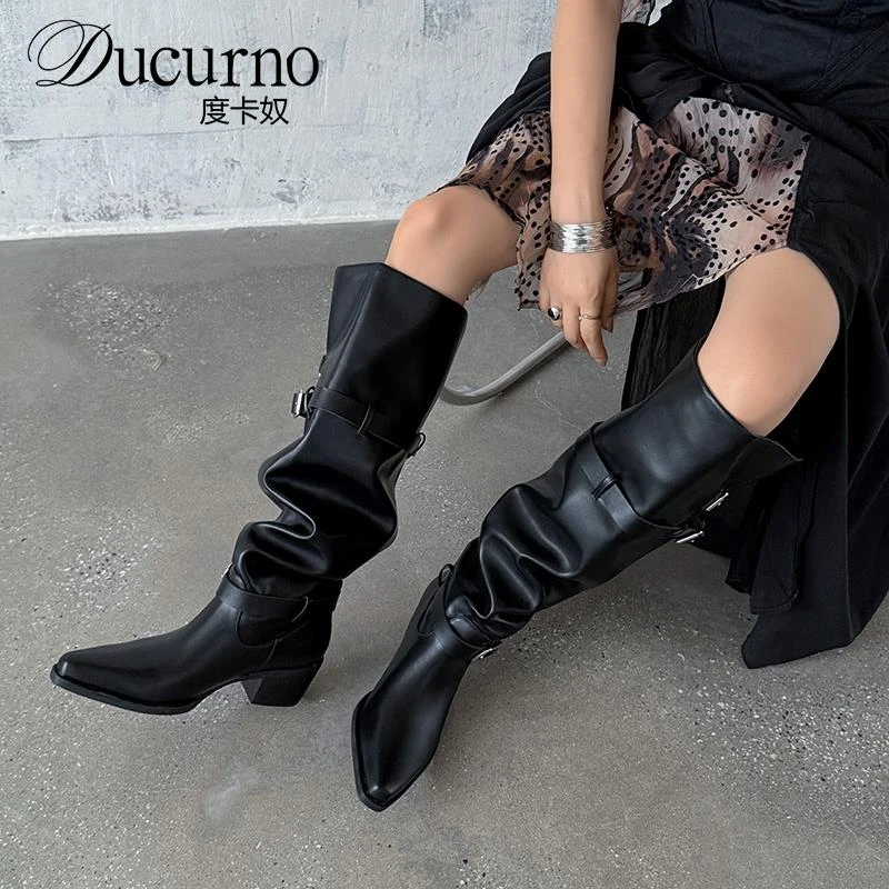 DUCURNO时尚尖头舒适粗跟高筒靴子女百搭欧美风皮带扣套筒堆堆靴