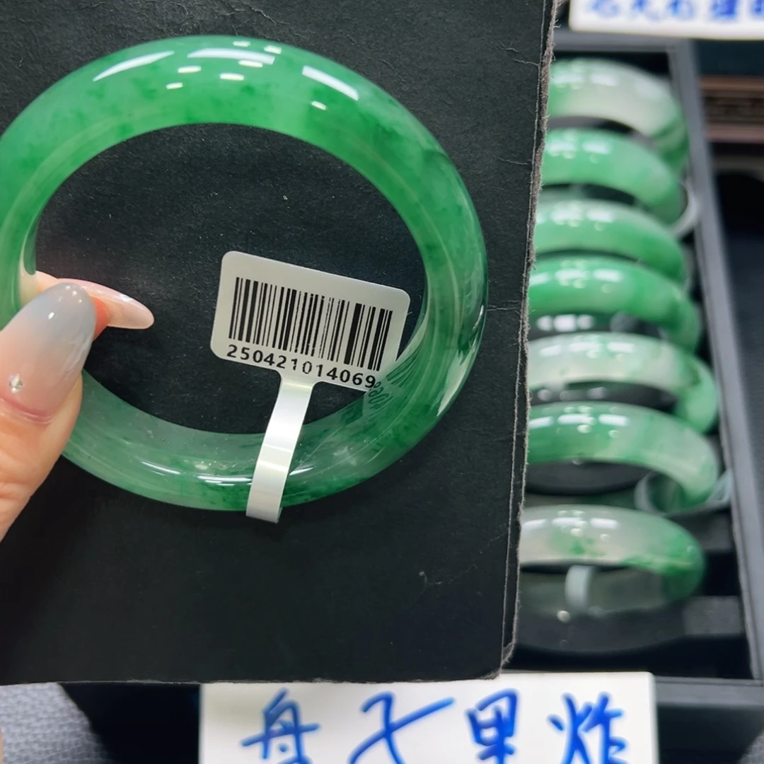 用***乐石英质玉（非洲翠）合金手镯